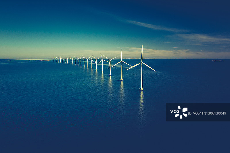 海洋中的风力涡轮机图片素材