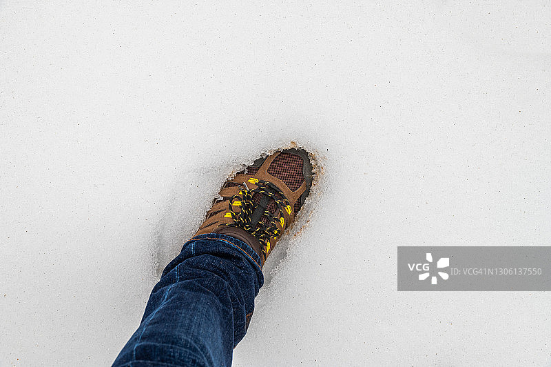 雪地中腿和鞋子的俯视照片图片素材