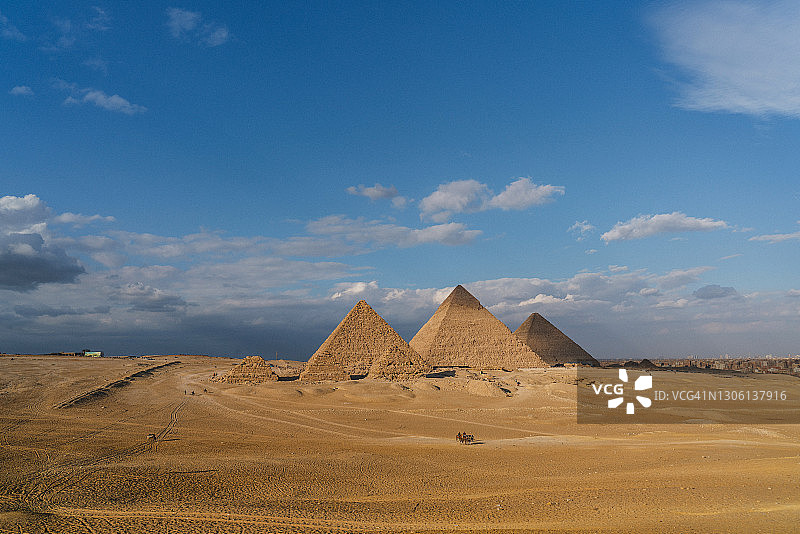 日落时分的吉萨金字塔风景图片素材