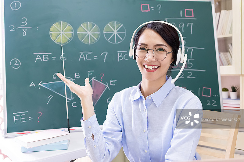 女数学老师在线授课图片素材