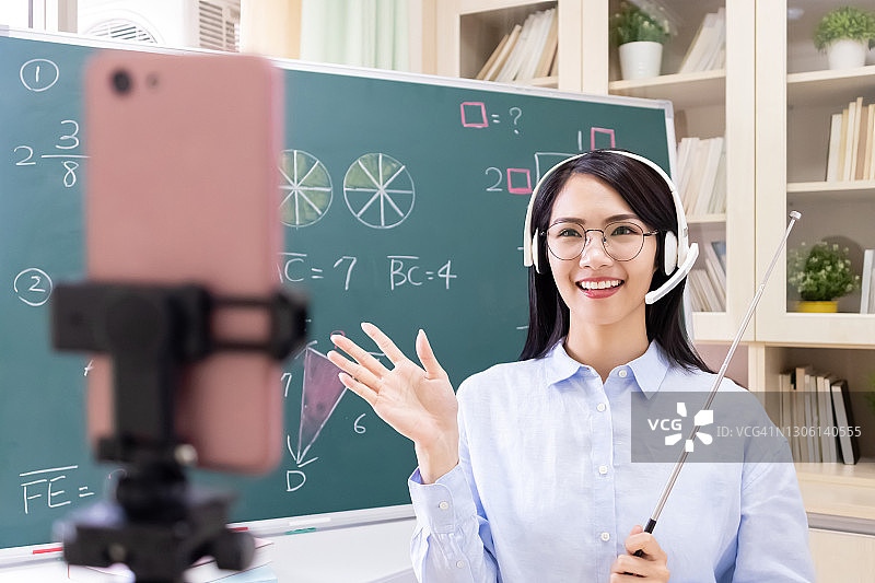 女数学老师在线授课图片素材