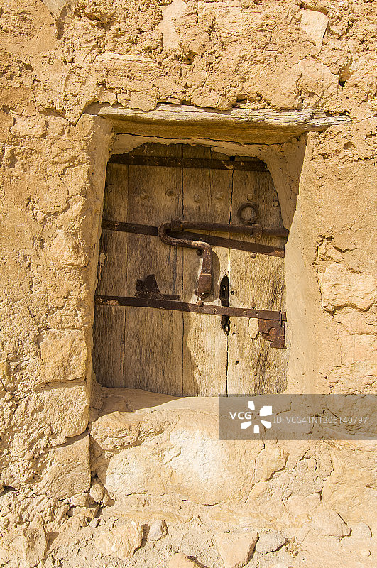 古老的切尼尼村庄遗址，一扇门图片素材
