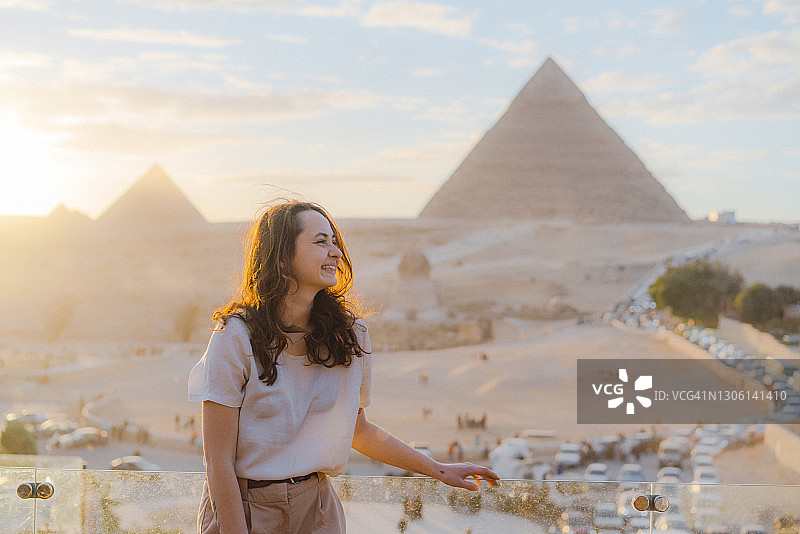 站在吉萨金字塔背景露台上的女人图片素材