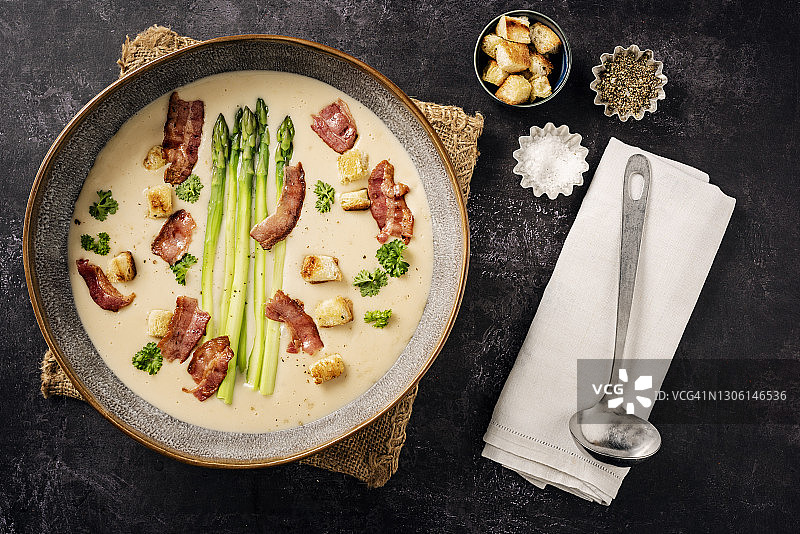 芦笋培根面包丁奶油土豆汤图片素材