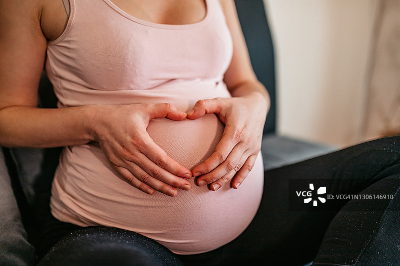 孕妇在肚子上画心形符号图片素材