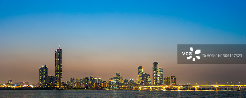 日落时分，未来主义首尔天际线图片素材