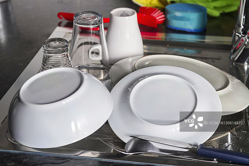 在水槽中手洗的餐具图片素材