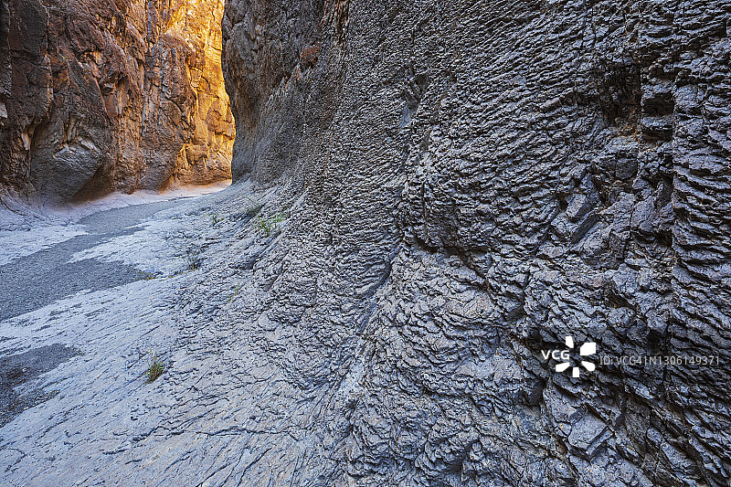 封闭峡谷中的倒影光线图片素材