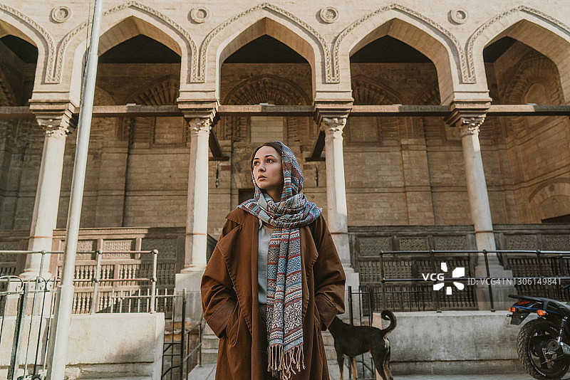 在开罗老城市场行走的女人肖像图片素材