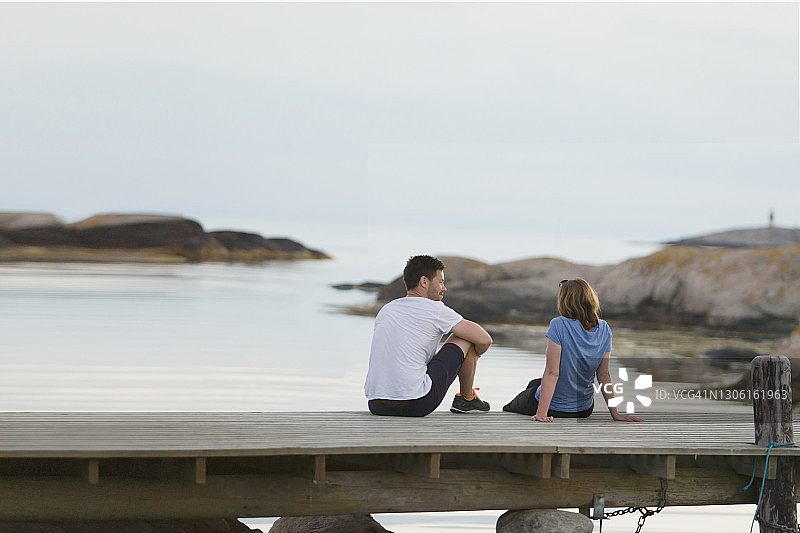 情侣坐在码头上图片素材