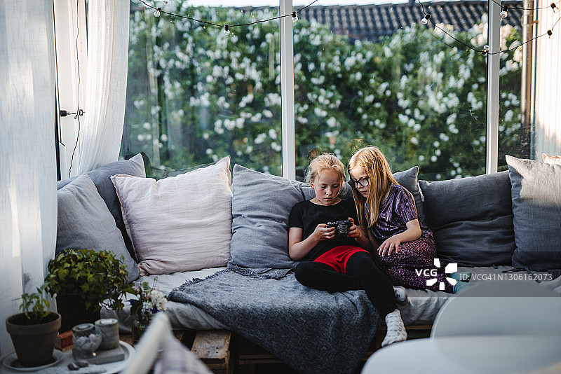 一起使用手机的女孩图片素材