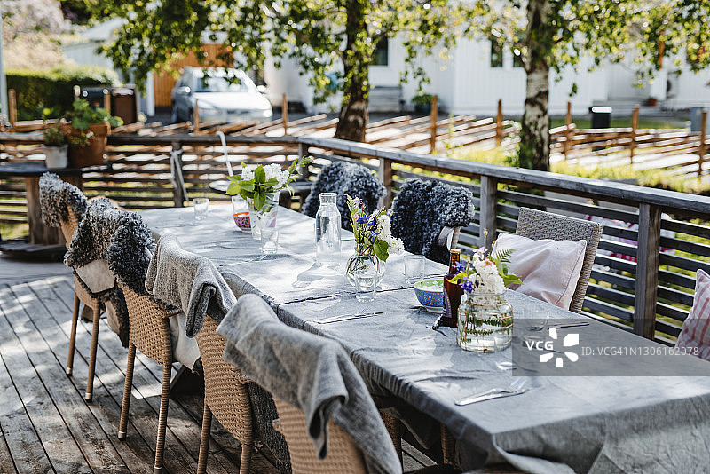 庭院上的餐桌图片素材