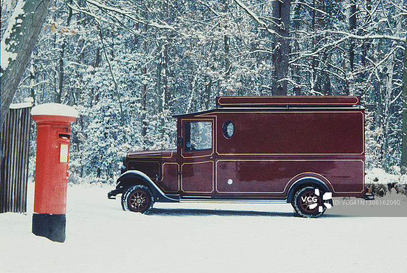 雪地里的老式货车图片素材