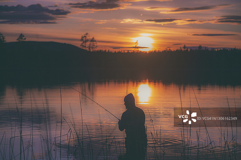 男人在日落时钓鱼图片素材