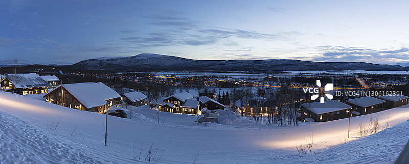 冬季山谷中的照明房屋图片素材