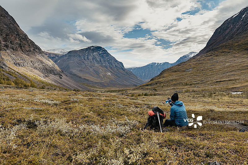 徒步者在山中休息的背影图片素材