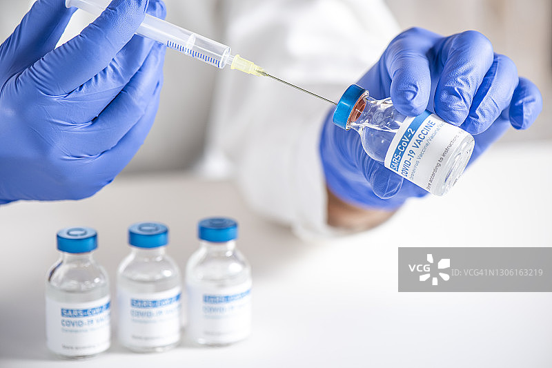医生准备新冠病毒疫苗图片素材