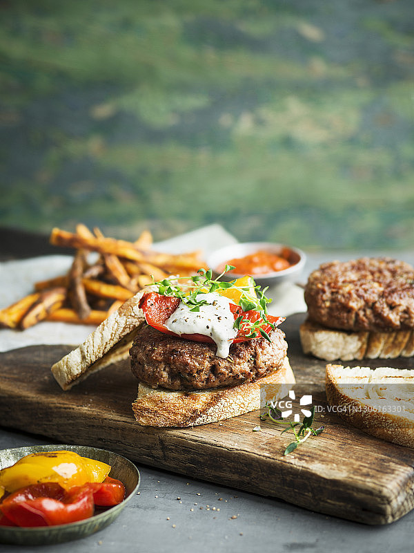 木板上的汉堡图片素材