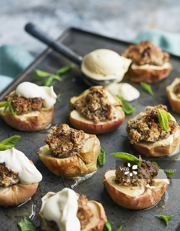 烤箱烤苹果图片素材