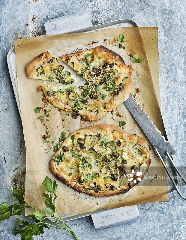 新鲜出炉的佛卡夏面包高角度视图图片素材