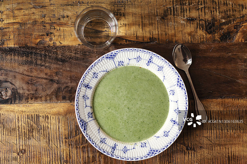 木桌上的奶油浓汤图片素材