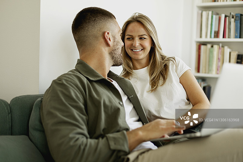 在沙发上的微笑情侣图片素材