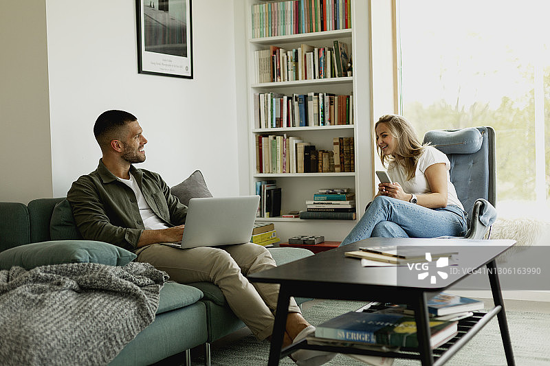 情侣在客厅里休息图片素材