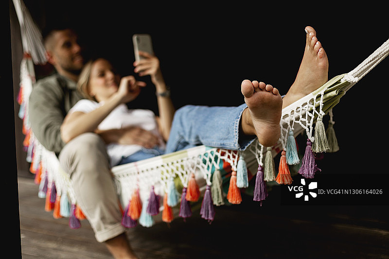 躺在吊床上女人的脚部特写图片素材