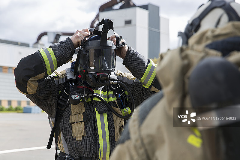 消防员穿戴呼吸设备图片素材
