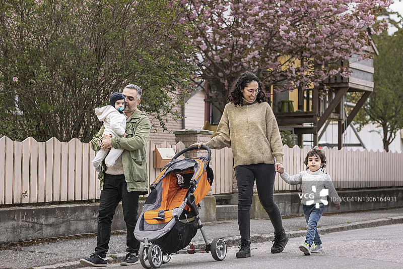 父母和两个孩子在散步图片素材