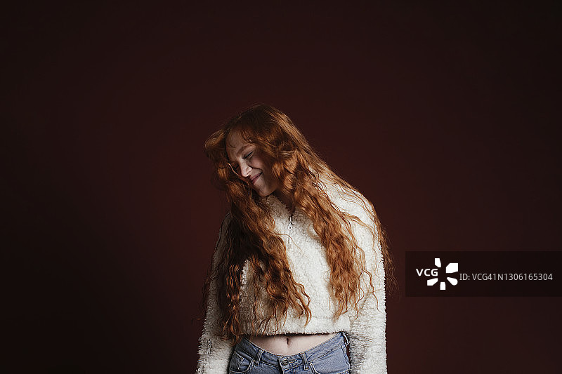 微笑的女人甩动头发图片素材