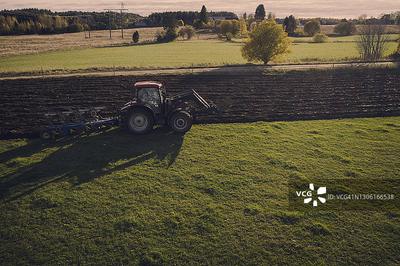 秋收时节的耕地拖拉机图片素材