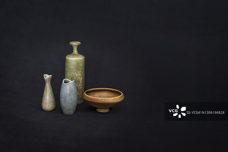 灰色背景上的陶器图片素材