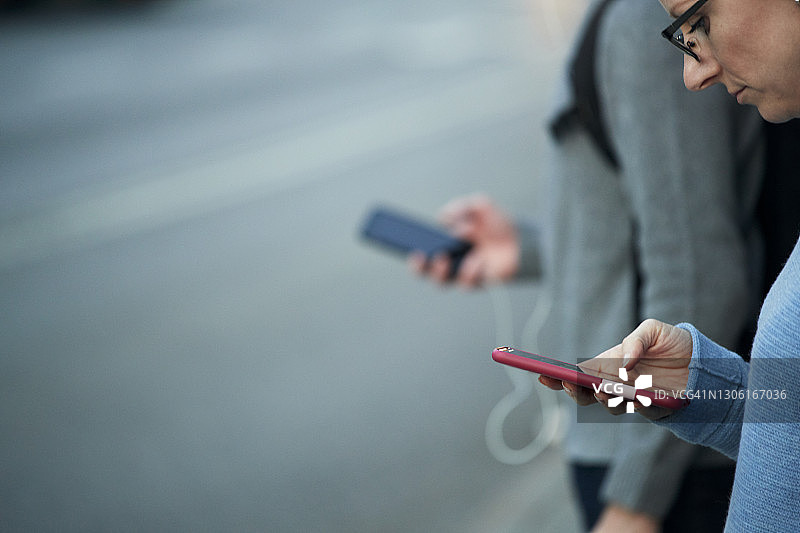 正在看手机的女人图片素材
