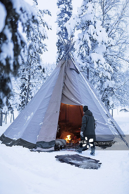 在圆锥形帐篷旁的女人图片素材