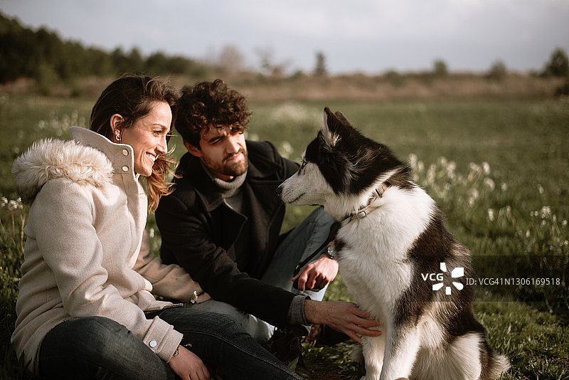 情侣和他们的狗玩耍图片素材