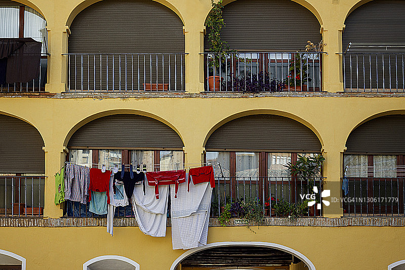 挂在一些阳台上的衣服图片素材