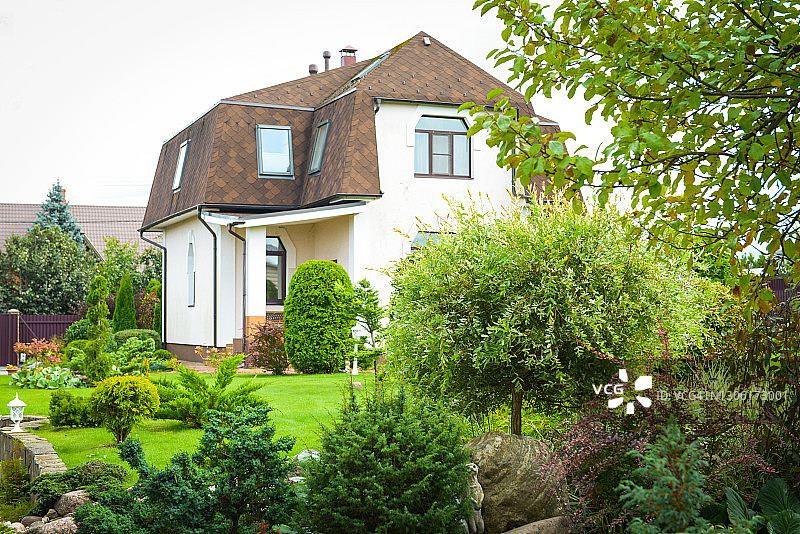 美丽的乡村房屋和花园图片素材