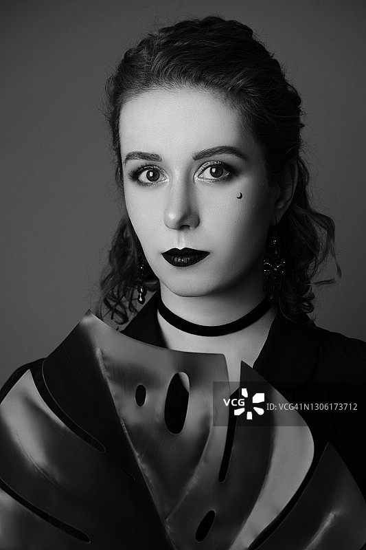 黑白肖像：美丽的年轻女人图片素材