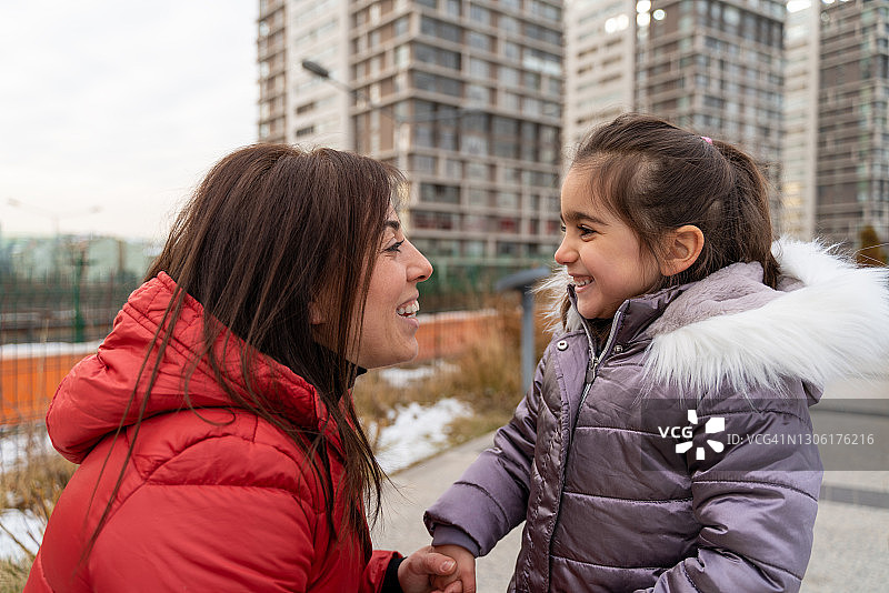 城市街道上母女互相微笑图片素材