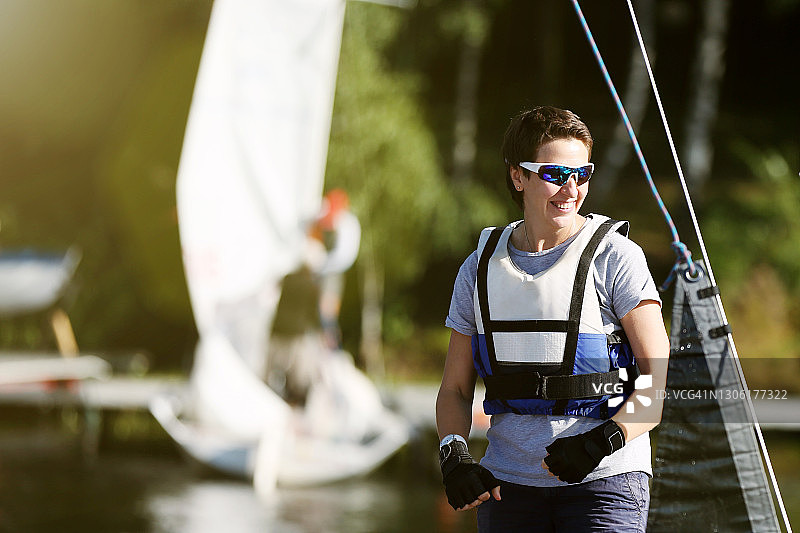 身穿救生衣，自信乐观的年轻女子肖像图片素材