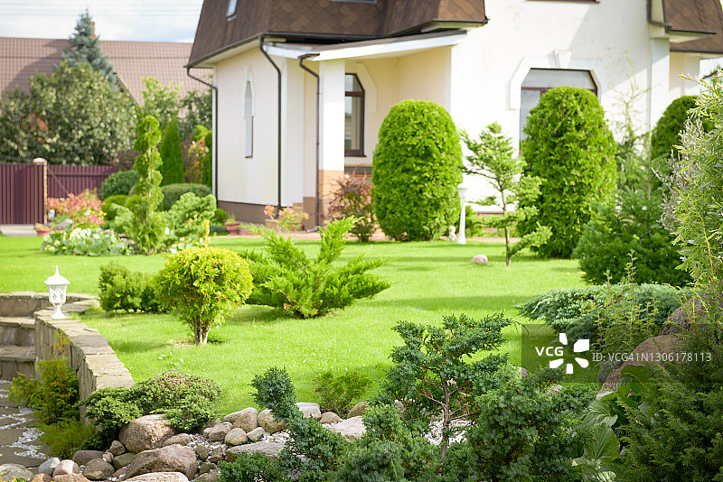 美丽的乡村房屋和花园图片素材