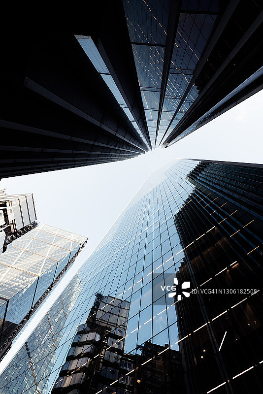 伦敦城市现代摩天大楼的正下方视角图片素材