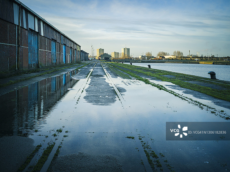 法国敦刻尔克港口码头暴风雨后黎明天空的倒影，2021年4月2日图片素材
