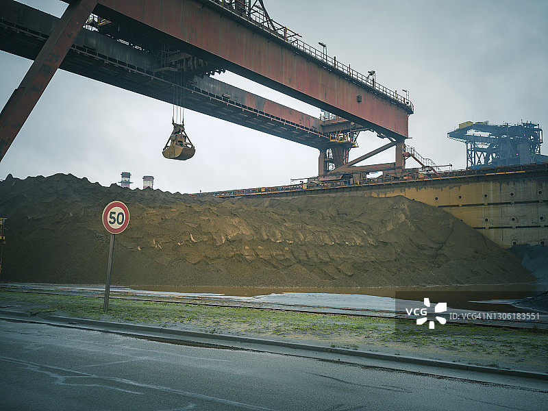 法国敦刻尔克矿石转运起重机，2021年4月2日图片素材