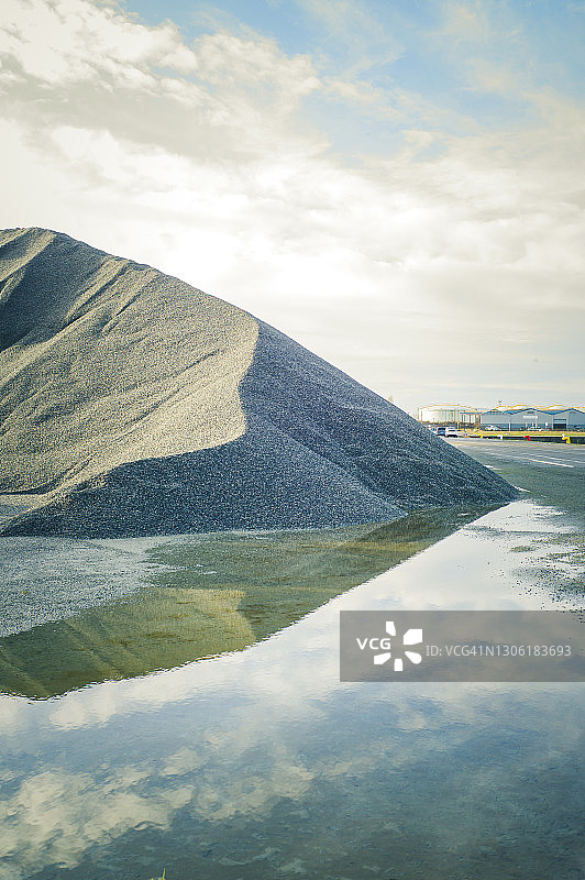 法国敦刻尔克矿藏上的反铲装载机，拍摄于2021年2月4日图片素材