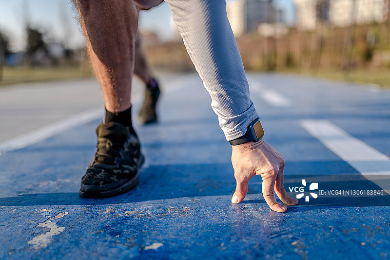 年轻运动员阅读10公里跑步指南图片素材