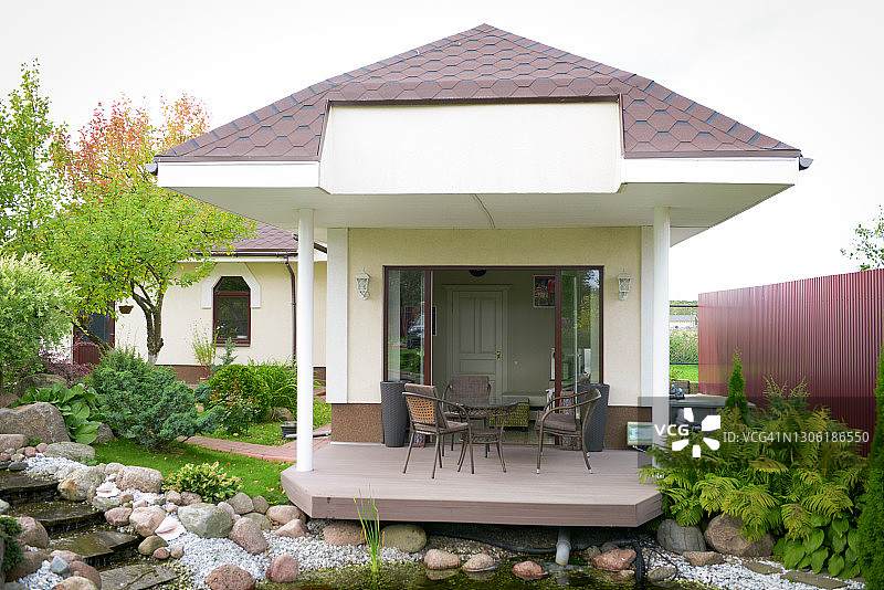 美丽的乡村房屋、花园和池塘图片素材