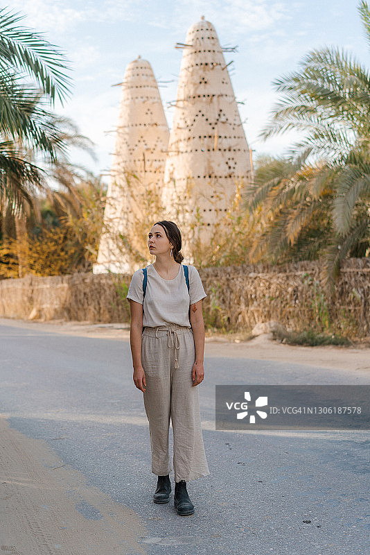 在锡瓦绿洲鸽舍背景下行走的女人图片素材