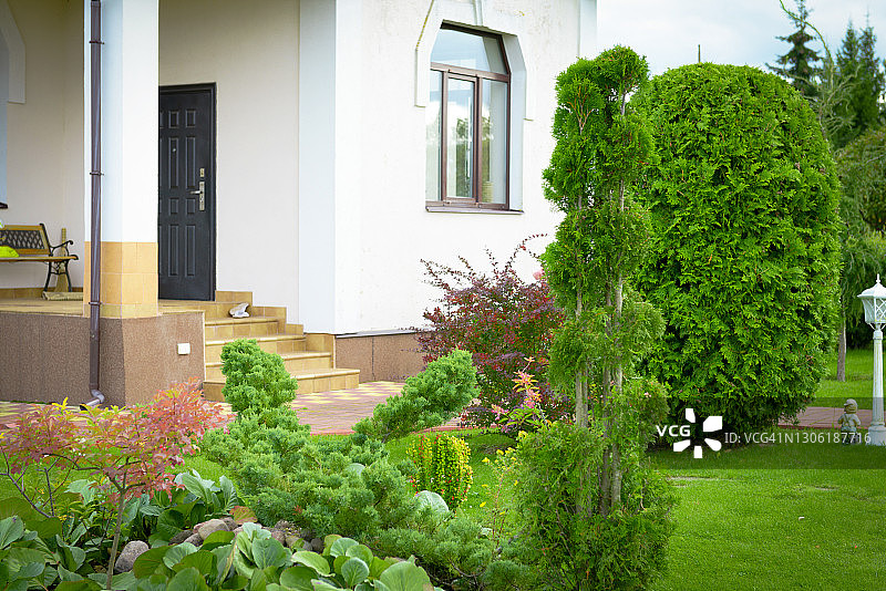 美丽的乡村房屋和花园图片素材